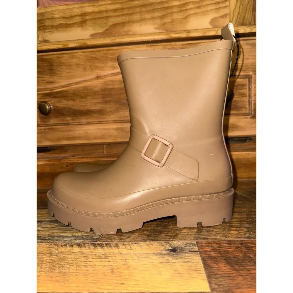 NWT Time and Tru Almond Short Buckle Rain Boots Beige Lug Sole Size 8
